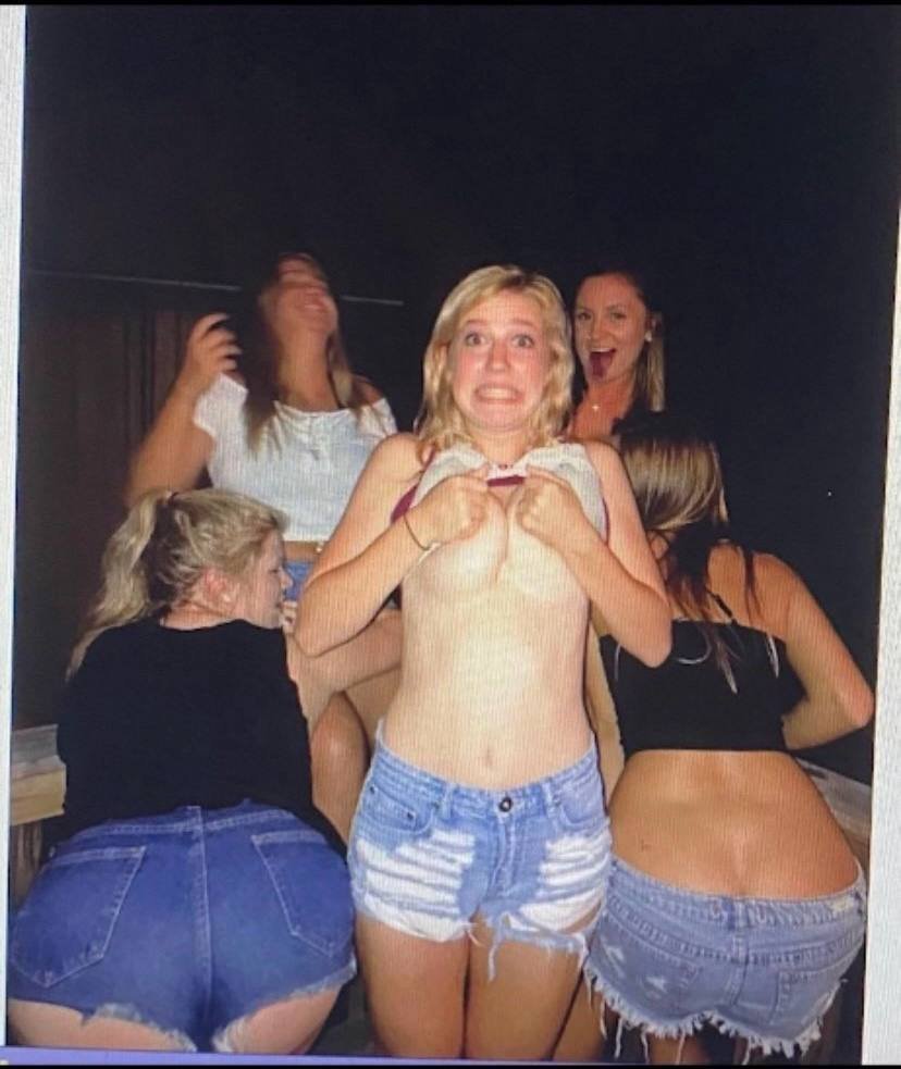 レベカズ・ダーティー・リトル・シークレッツ・イン・セルフィーズ 23