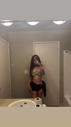 タトゥード・エスコート・ザイナズ・ノーティー・リークド・セルフィーズ 2