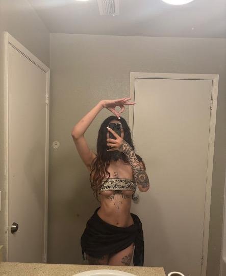 タトゥード・エスコート・ザイナズ・ノーティー・リークド・セルフィーズ 7