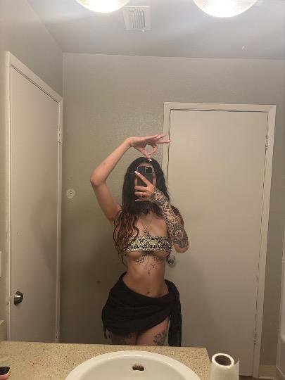 タトゥード・エスコート・ザイナズ・ノーティー・リークド・セルフィーズ 9