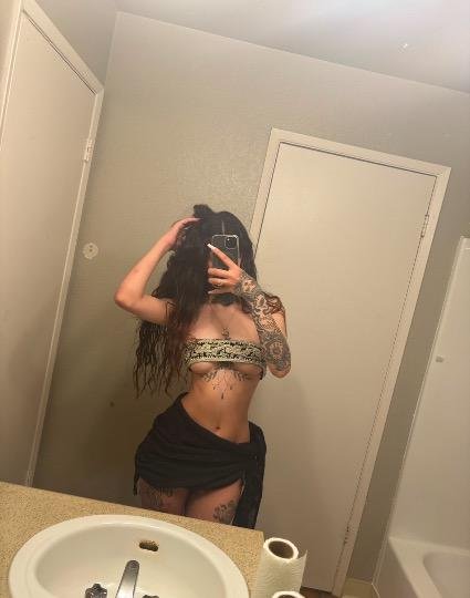 タトゥード・エスコート・ザイナズ・ノーティー・リークド・セルフィーズ 12