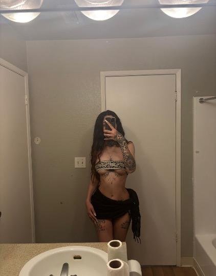 タトゥード・エスコート・ザイナズ・ノーティー・リークド・セルフィーズ 14