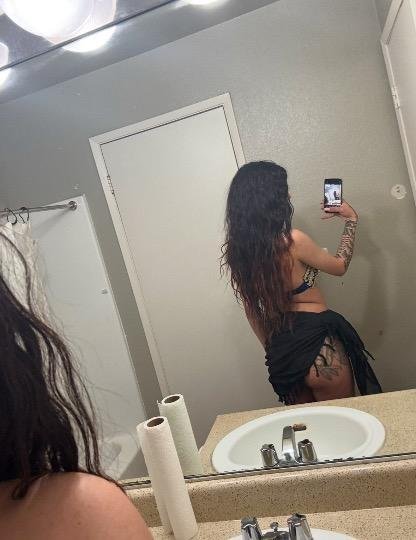 タトゥード・エスコート・ザイナズ・ノーティー・リークド・セルフィーズ 16