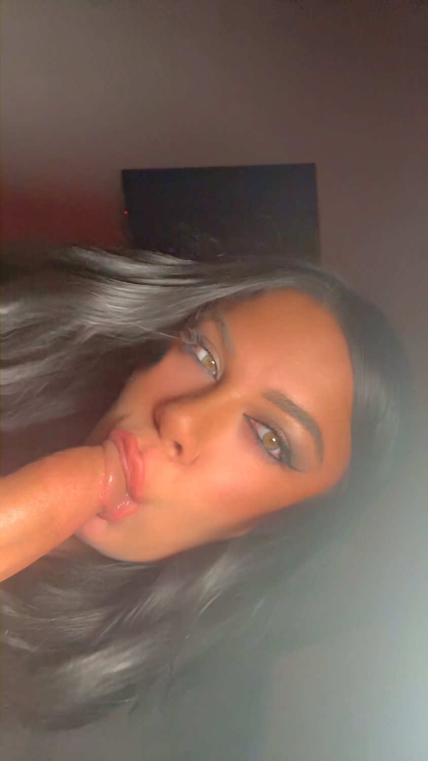 Bosomy Hussy połyka penisa dla uwagi. 11