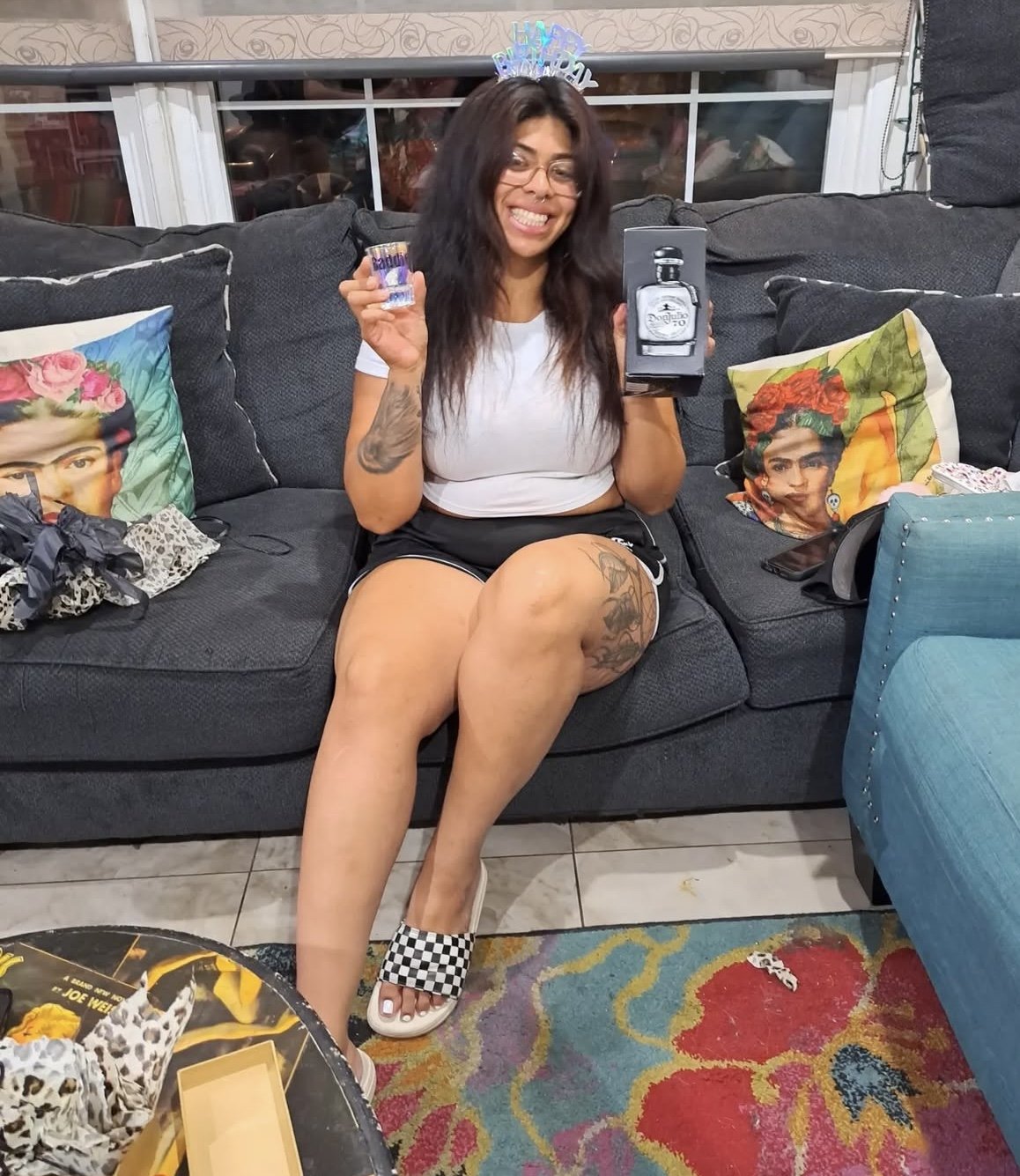 ウッド・ユー・スマッシュ・ディーズ・スモーキング・ホット・ラティーナ・スラッツ？ 4