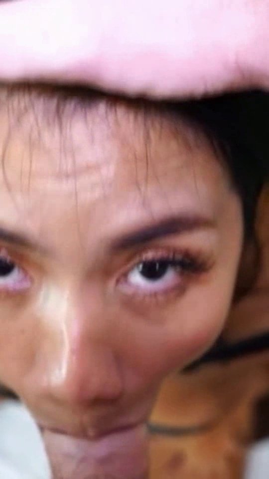 オリエンタル・ビューティー・スラーピング・ダウン・ア・ビッグ・シック・コック 4