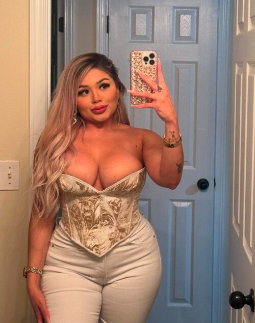 ナジャビー・シェイキング・ザット・パーフェクト・アス・イン・ア・ビキニ 3