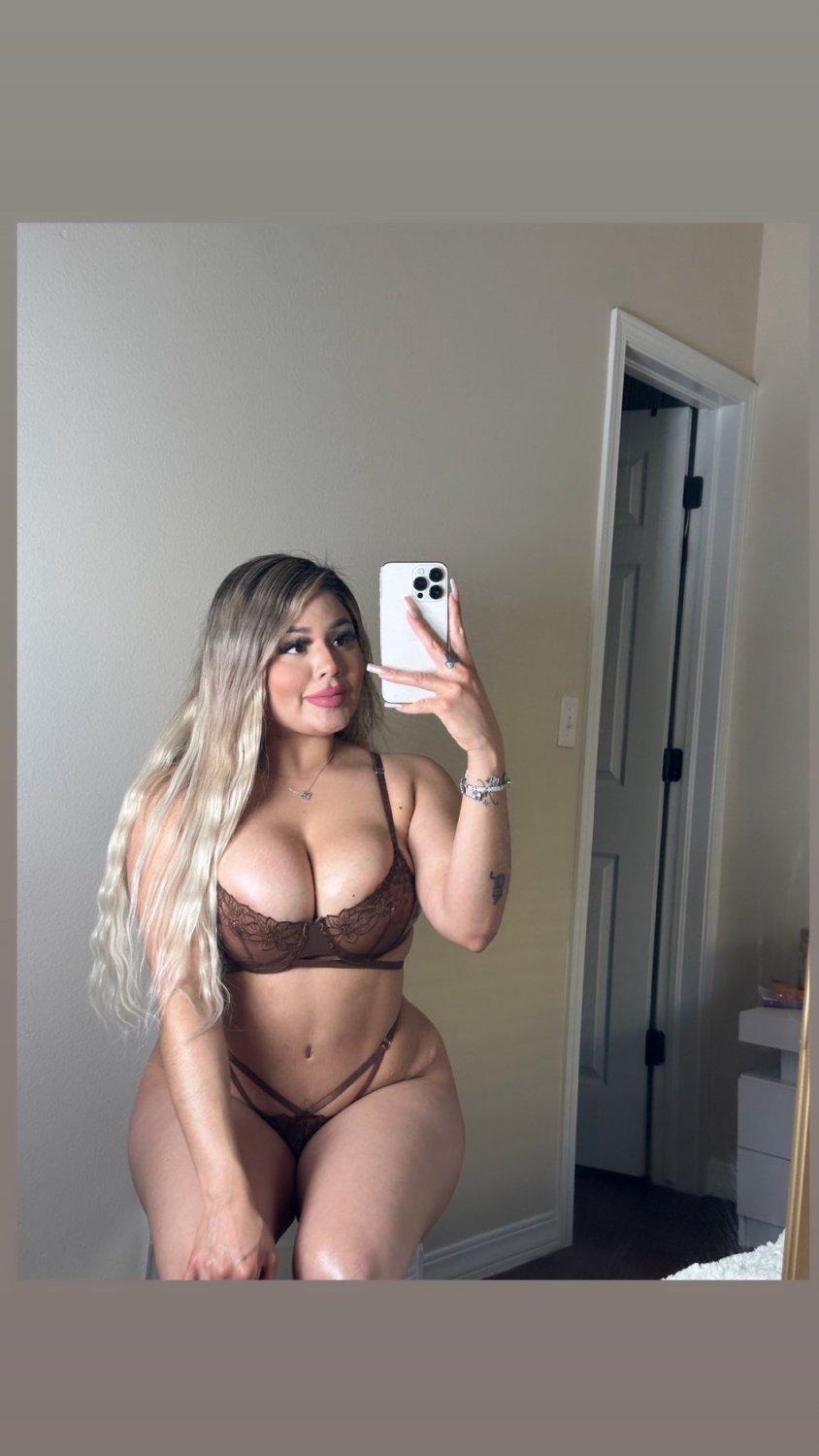 ナジャビー・シェイキング・ザット・パーフェクト・アス・イン・ア・ビキニ 24