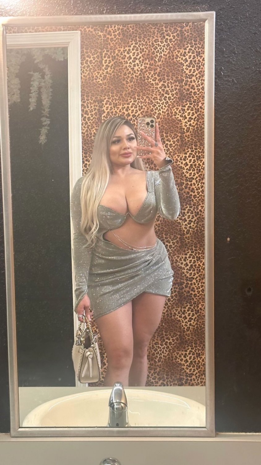 ナジャビー・シェイキング・ザット・パーフェクト・アス・イン・ア・ビキニ 25