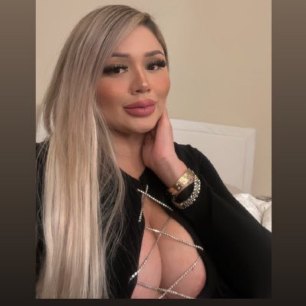 ナジャビー・シェイキング・ザット・パーフェクト・アス・イン・ア・ビキニ 33