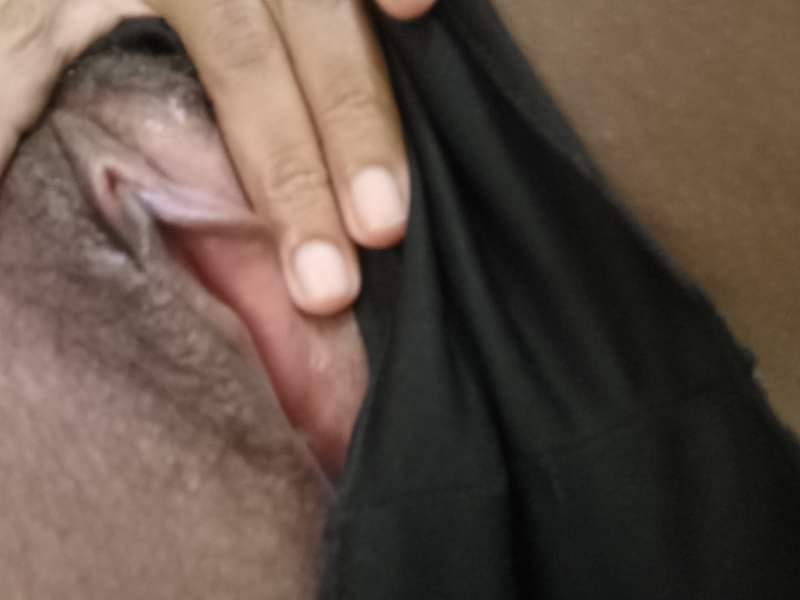 Amazonas Babe Flashing Her Gorgeous Juicy Pussy 1