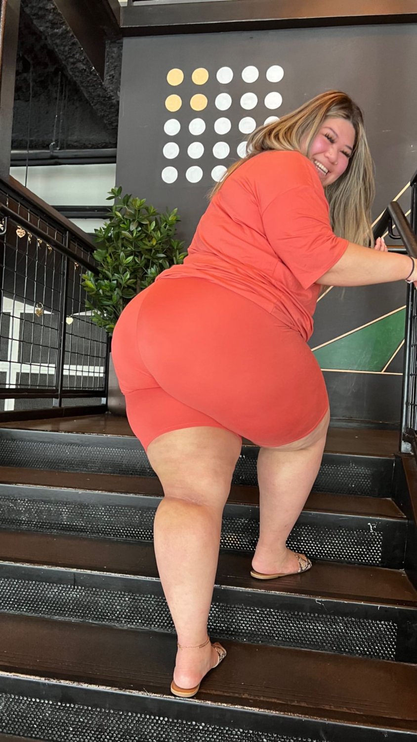 Curvy Japanese BBW Rocking That Big Round Ass 11