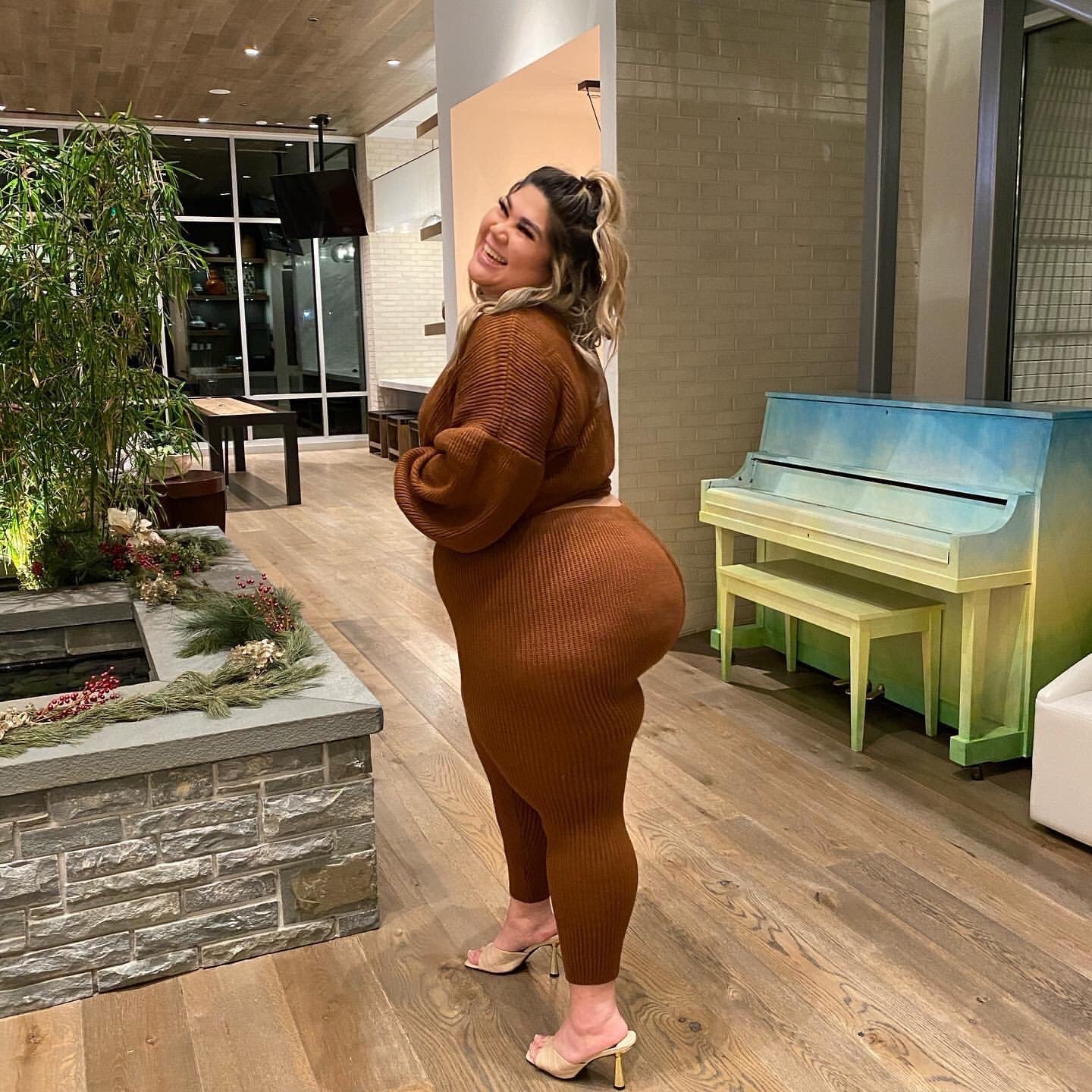 Curvy Japanese BBW Rocking That Big Round Ass 14