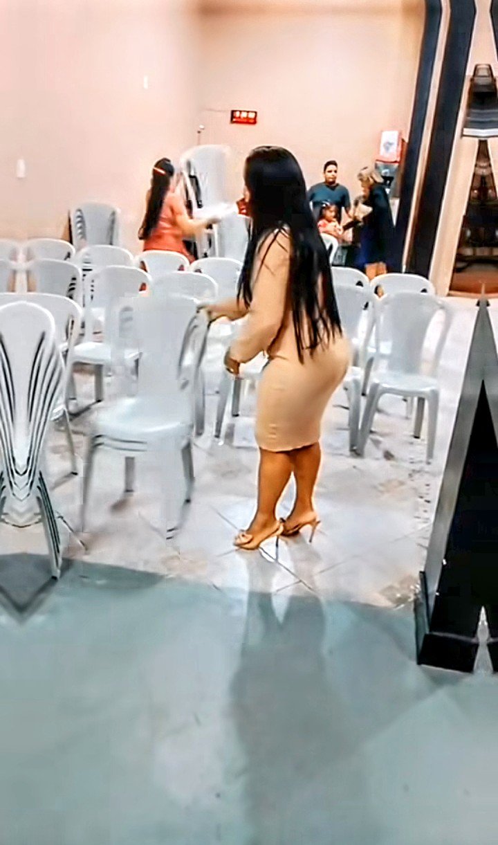 La mujer del pastor ordenando la iglesia 1