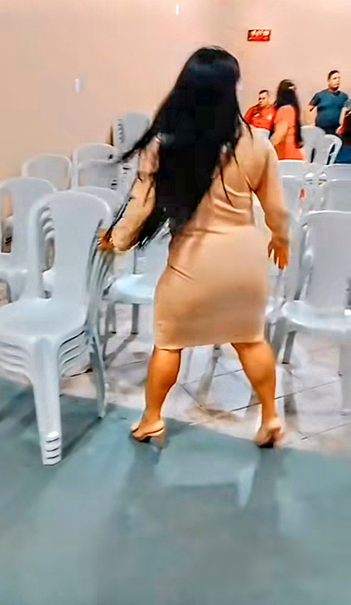 La mujer del pastor ordenando la iglesia 2