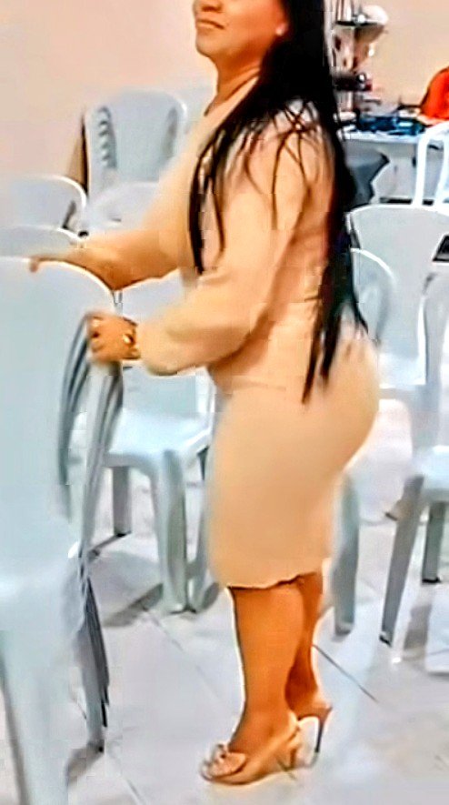 La mujer del pastor ordenando la iglesia 5