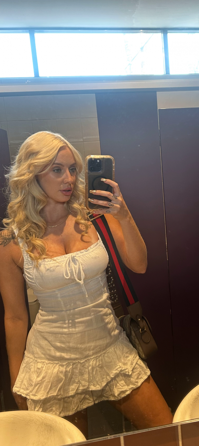 Sarışınlardan hoşlandığını duydum. 2