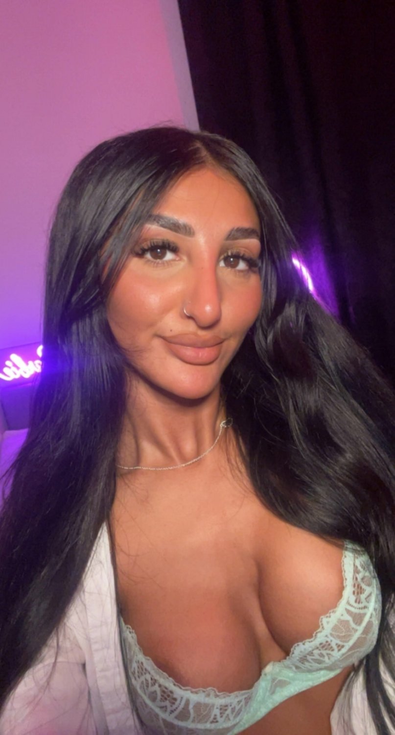 Zarif göğüslere sahip bu Çinli tatlıya karşı koyabilir misiniz? 1