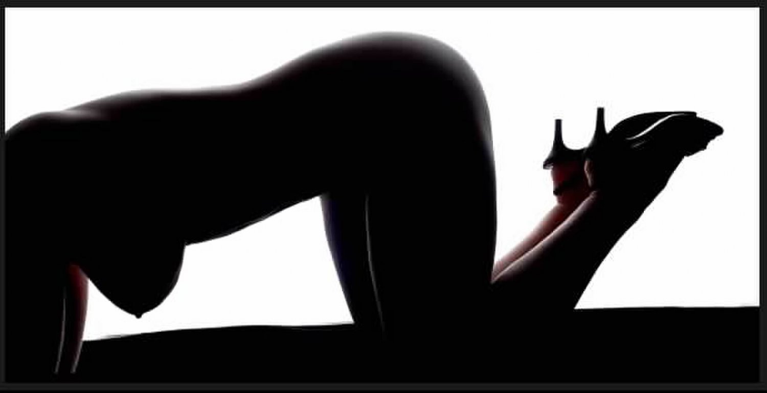 MILF Alice Rocking Her Blonde Bombshell Look 5