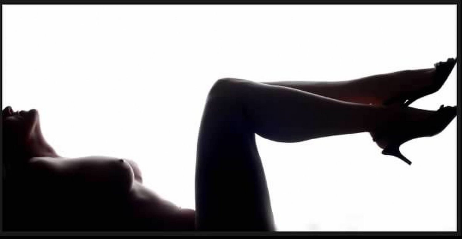 MILF Alice Rocking Her Blonde Bombshell Look 27