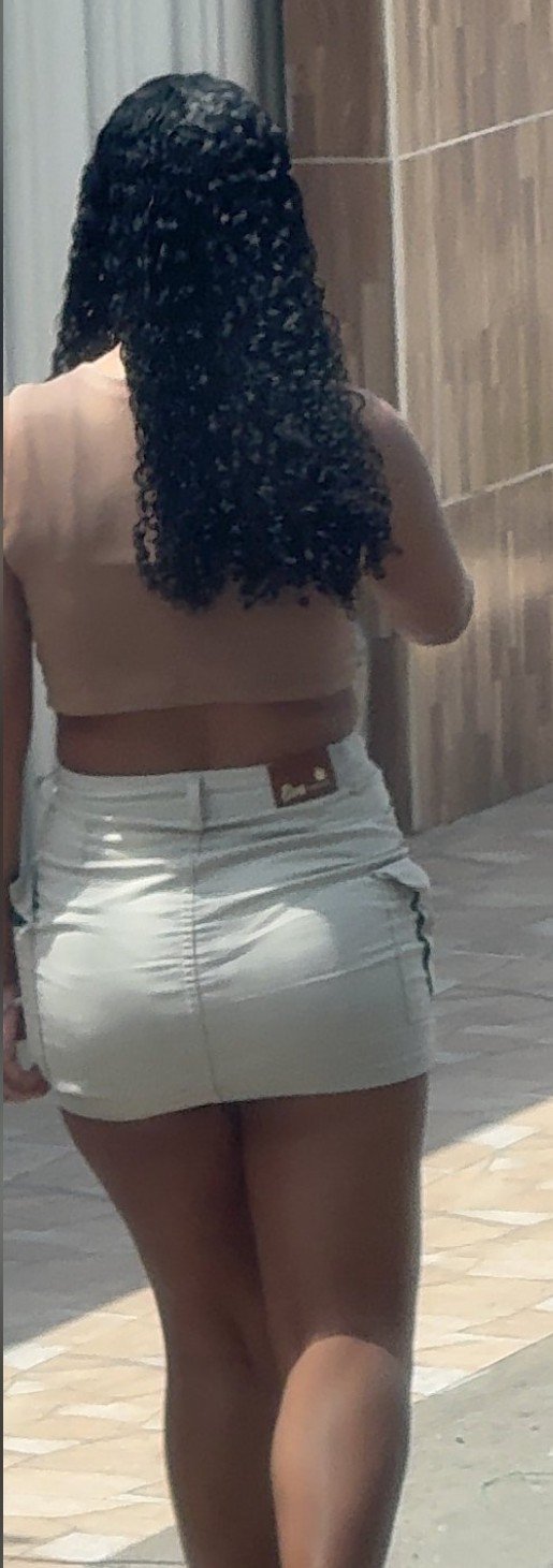 Caught This Naughty Schoolgirl Flashing in a Tiny Skirt 1