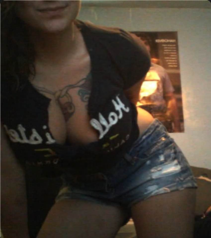 Kas Flaunts Her Fat Juicy Tits 8