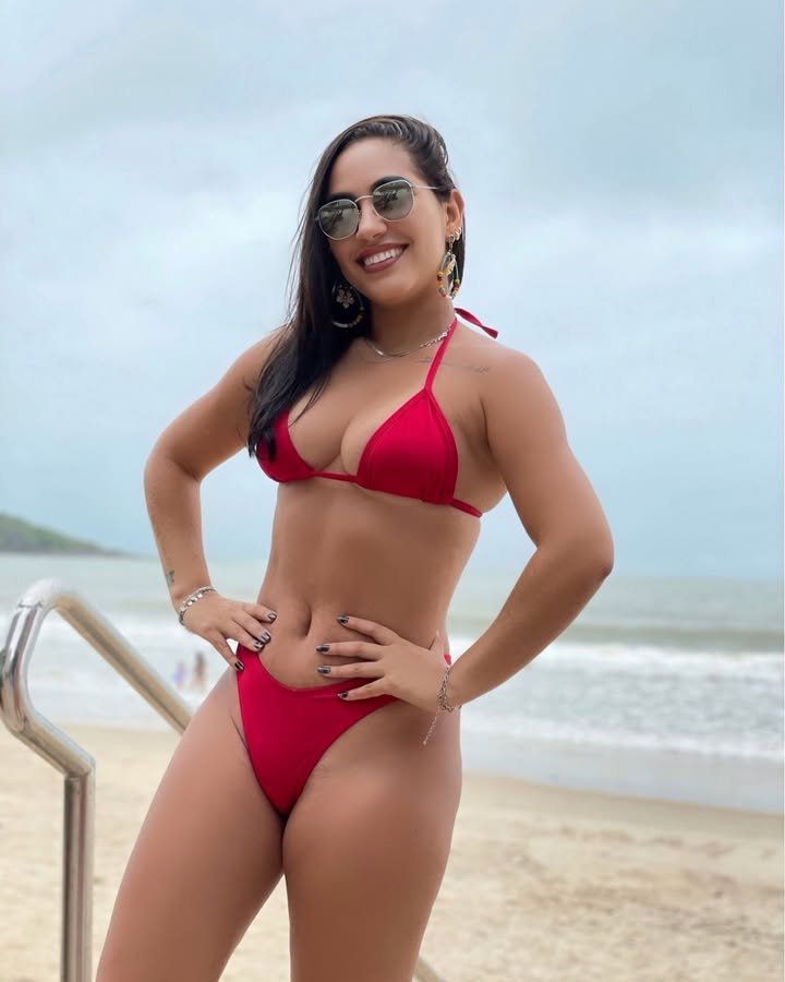 Rafaela Domiciano Showing Off Her Curvy Milf Body 21