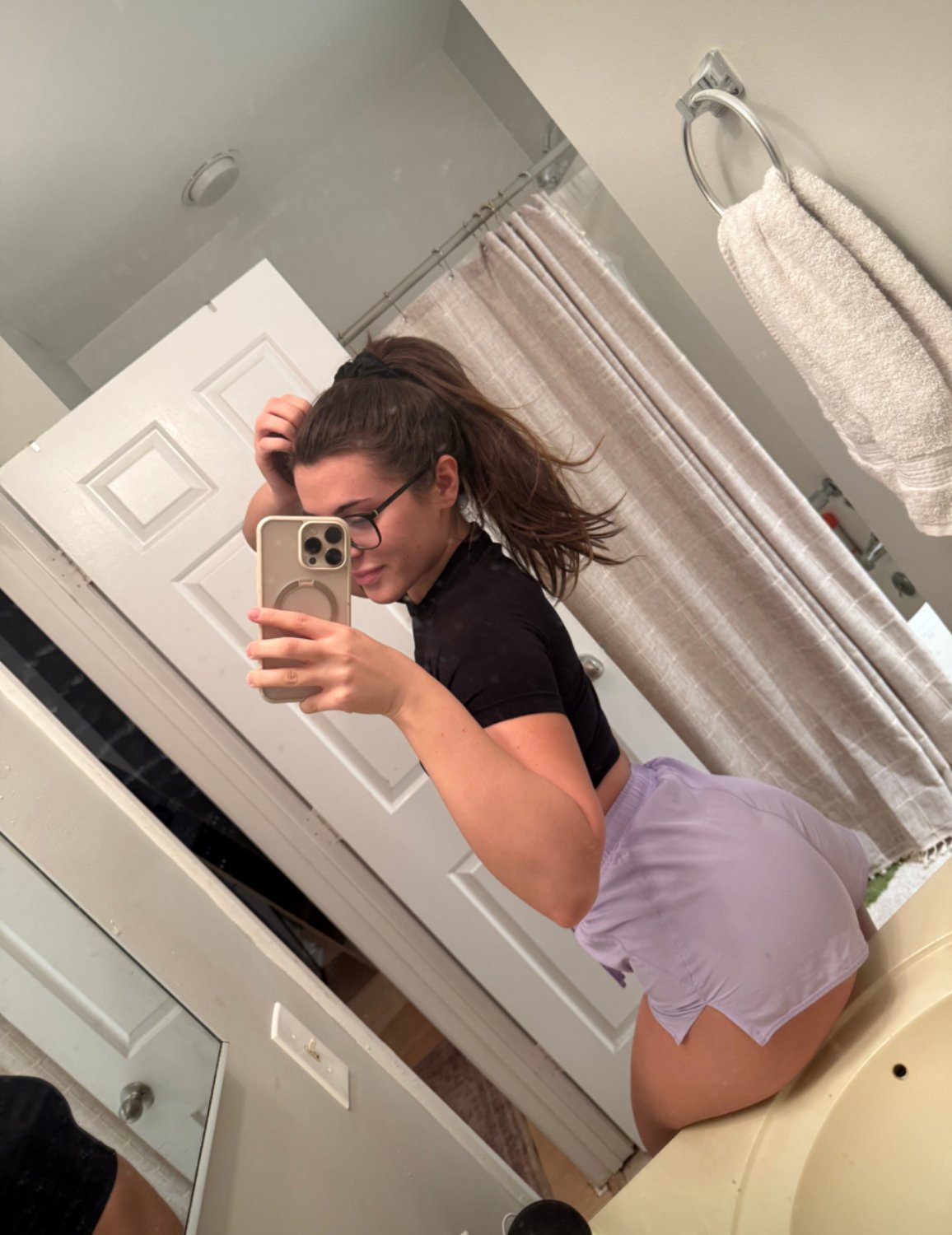 アトラクティブ・ガール・スナッピング・ハー・ウェット・アンド・レディー・カーブズ 6