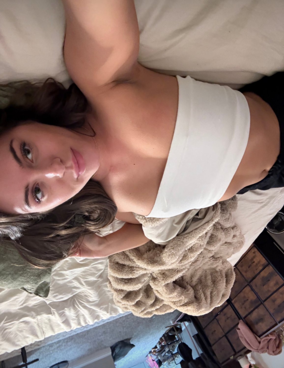 アトラクティブ・ガール・スナッピング・ハー・ウェット・アンド・レディー・カーブズ 9