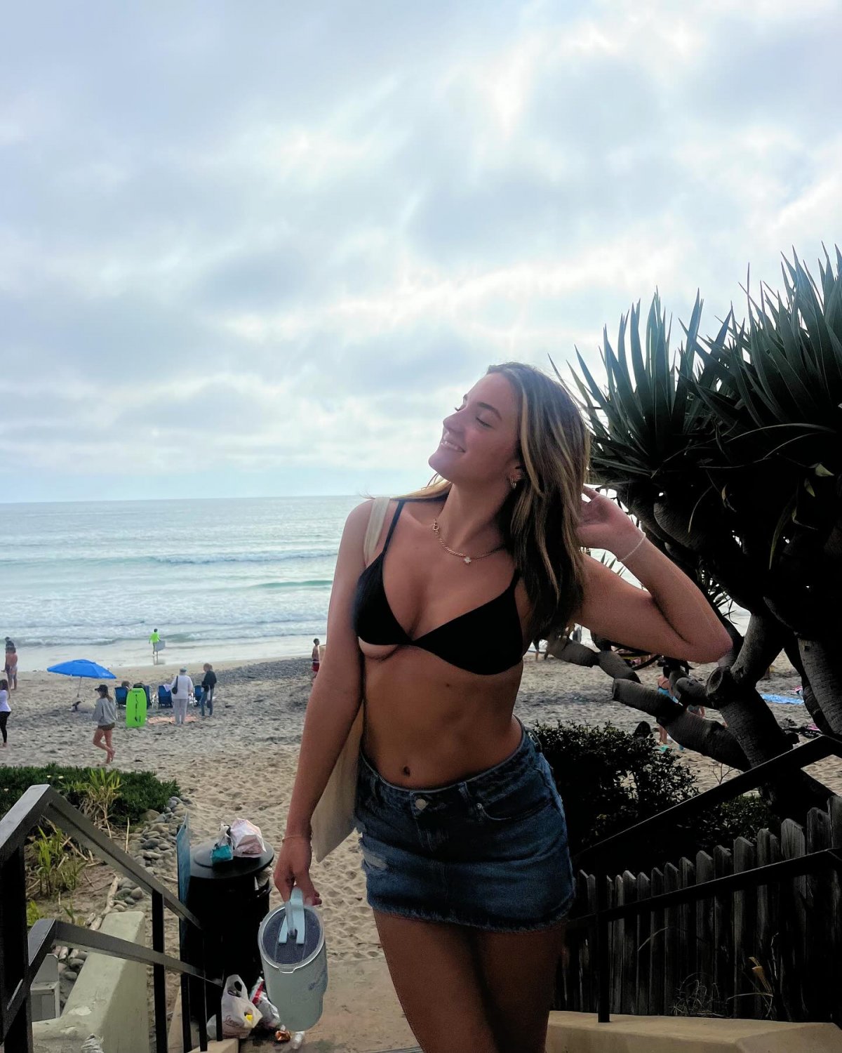 A luxuosa prostituta universitária de mamas grandes Hailey 9