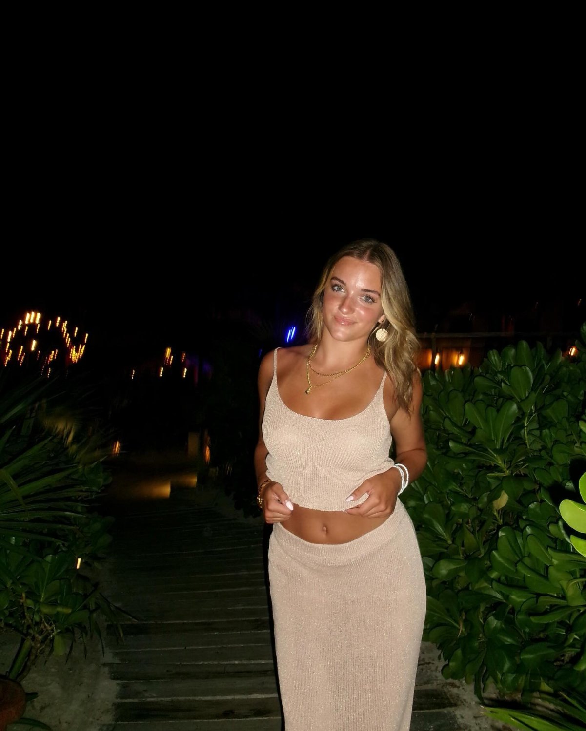 A luxuosa prostituta universitária de mamas grandes Hailey 70