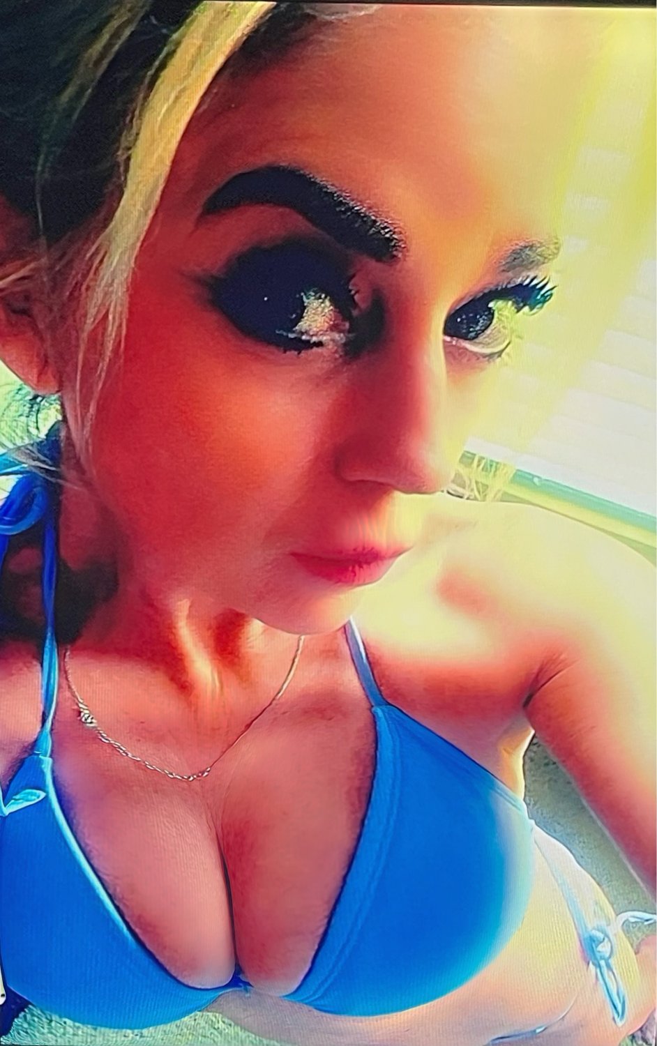 ディス・ノーティー・モーメント・イズ・トゥー・スティーミー・トゥ・ステイ・プライベート 1