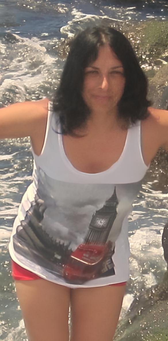 ディス・スニーキー・プロフ・ソウト・シード・ハイド・イット、バット・ハー・シャツ・ビトレイド・ハー 3