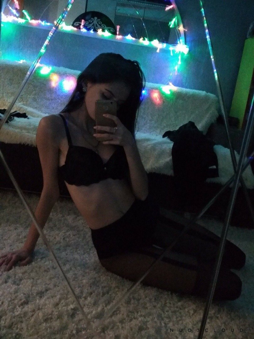 Chica de reloj de arena con deliciosas cintas corporales y desnudos (DM submission) 2