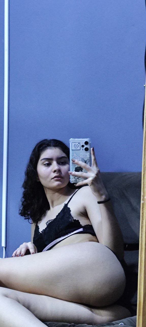 Leaked selfies revealed the latina novinha's slutty side 2