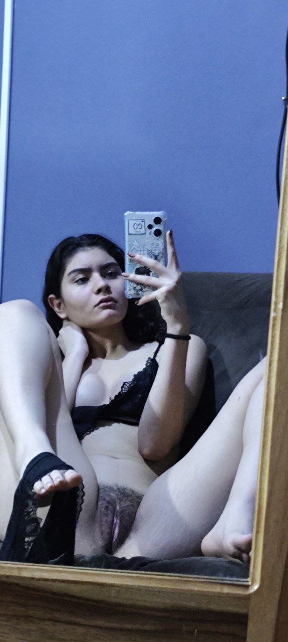 Leaked selfies revealed the latina novinha's slutty side 7