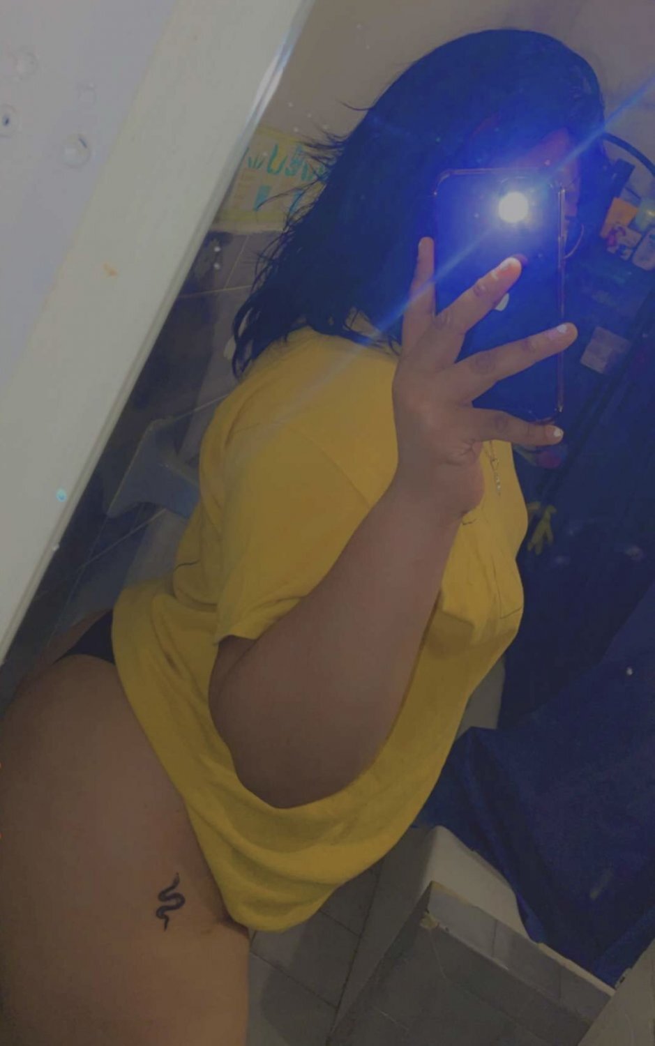 Latina floozy flaunting her sexy feet and curves 2