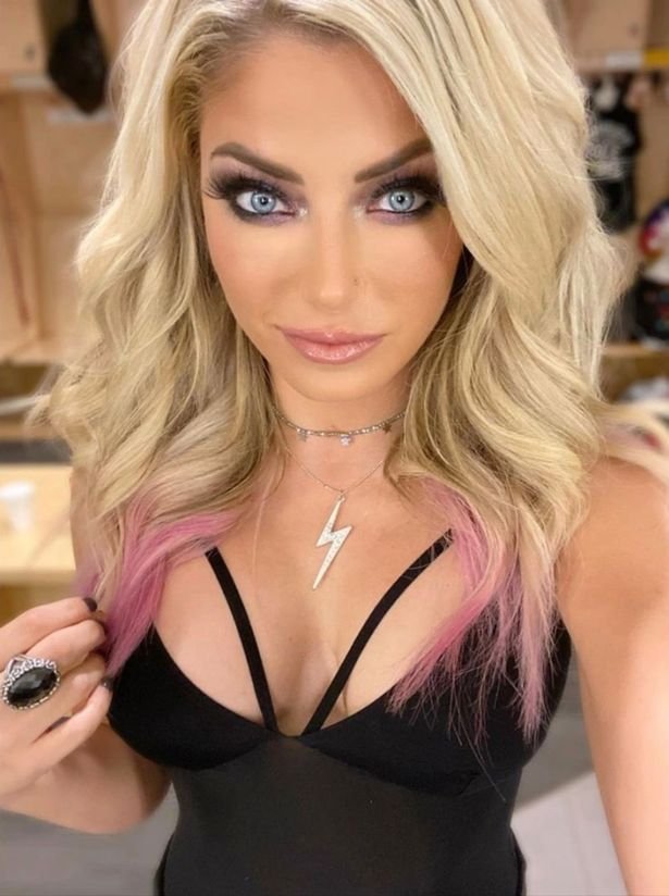 Exploding Cum to Alexa Bliss DMs to Humiliate That Blonde Slut 18