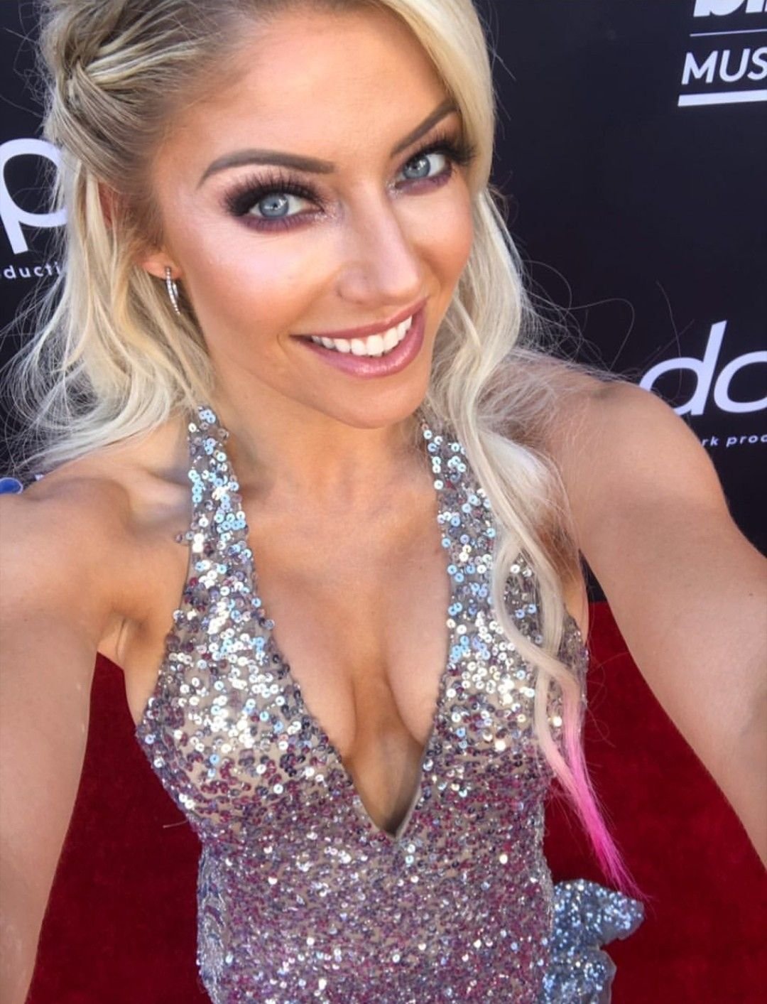 Exploding Cum to Alexa Bliss DMs to Humiliate That Blonde Slut 23