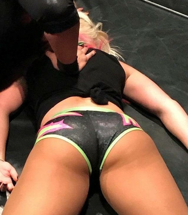 Exploding Cum to Alexa Bliss DMs to Humiliate That Blonde Slut 25
