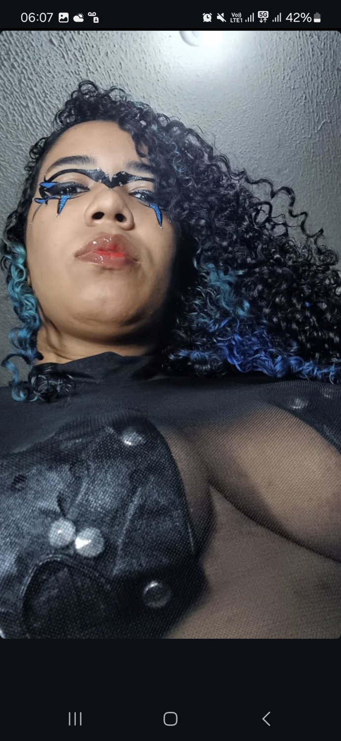 Thaisdesenha: Busty Morena from Instagram Flaunts Her Juicy Ass 1