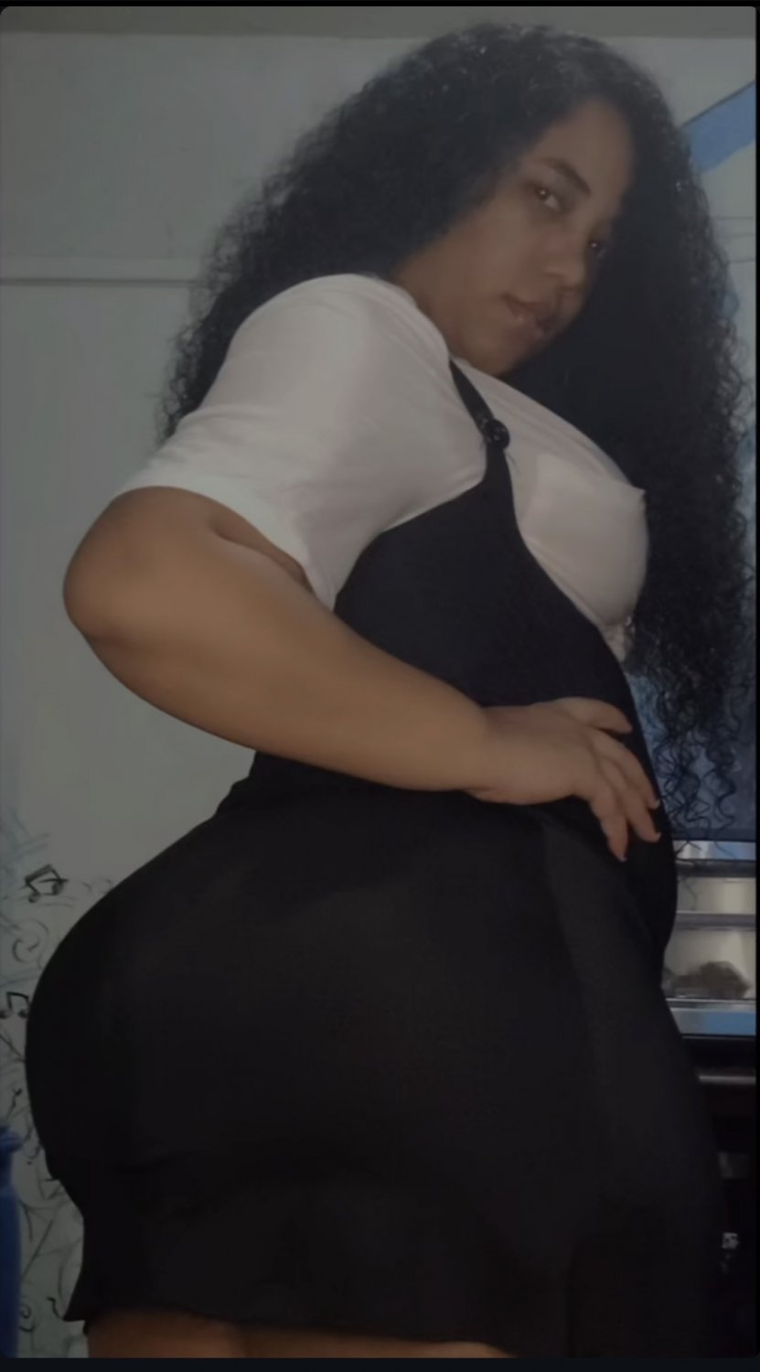 Thaisdesenha: Busty Morena from Instagram Flaunts Her Juicy Ass 5