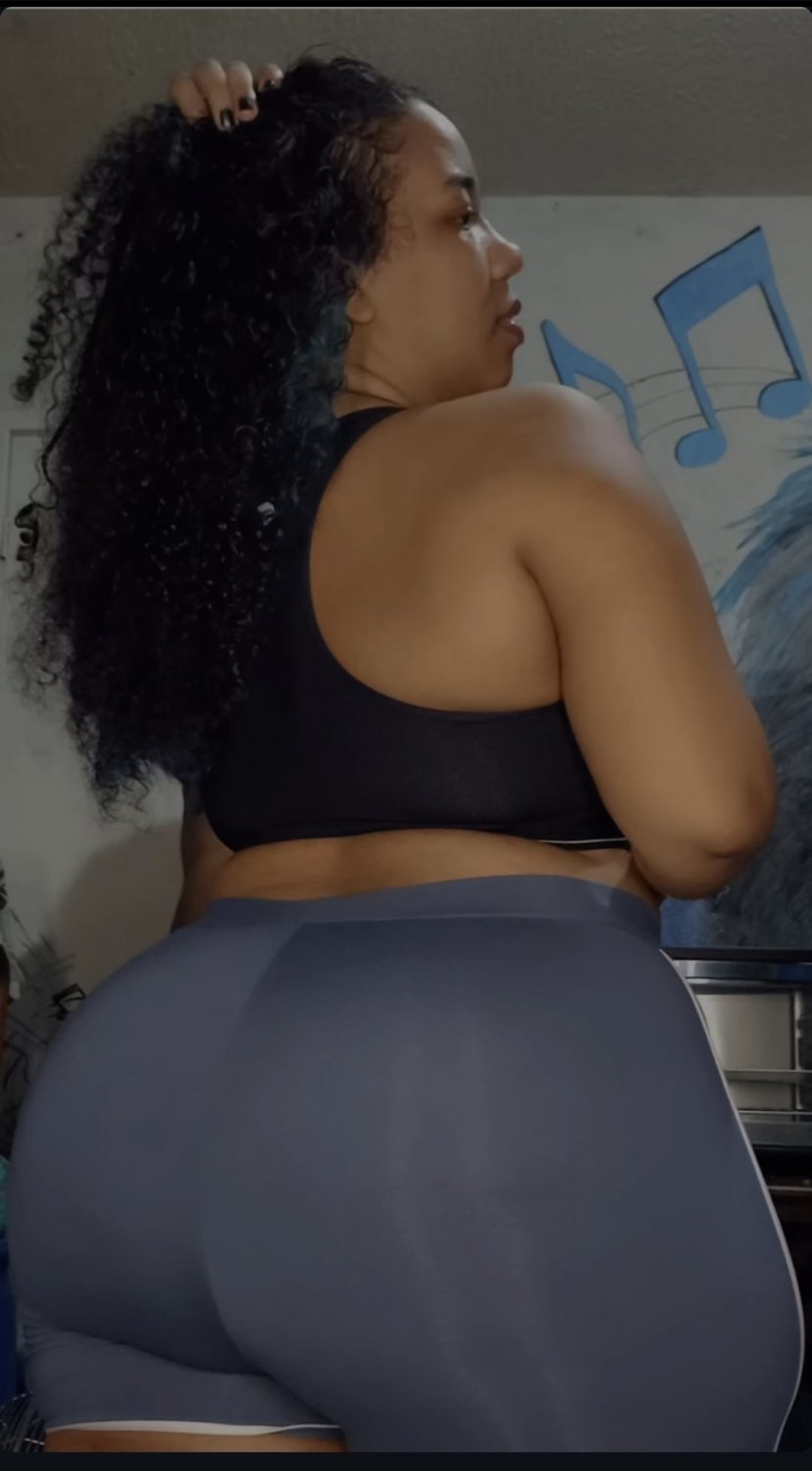 Thaisdesenha: Busty Morena from Instagram Flaunts Her Juicy Ass 9
