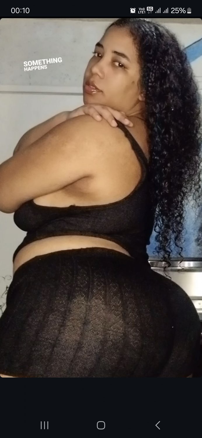 Thaisdesenha: Busty Morena from Instagram Flaunts Her Juicy Ass 12