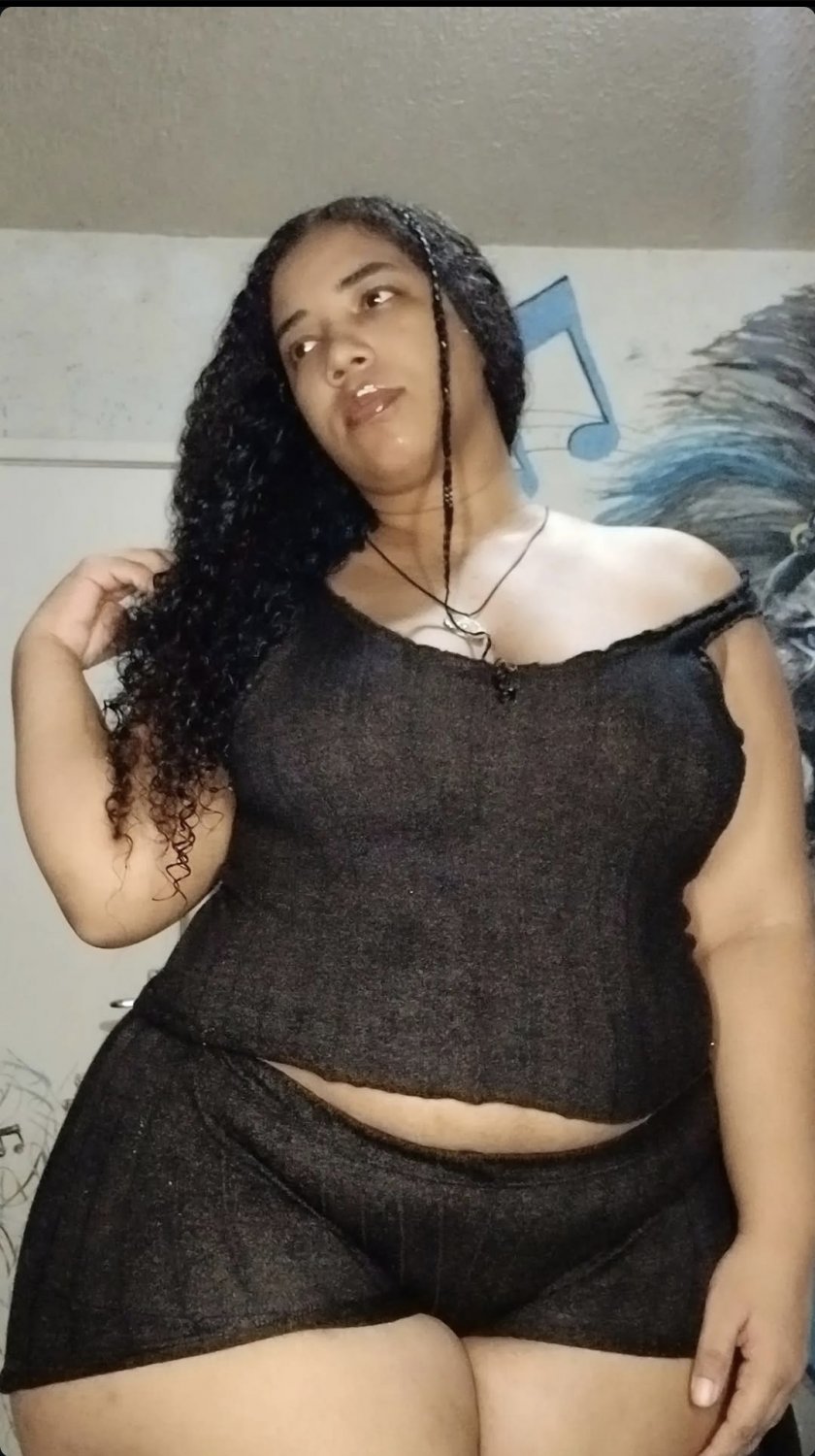 Thaisdesenha: Busty Morena from Instagram Flaunts Her Juicy Ass 15
