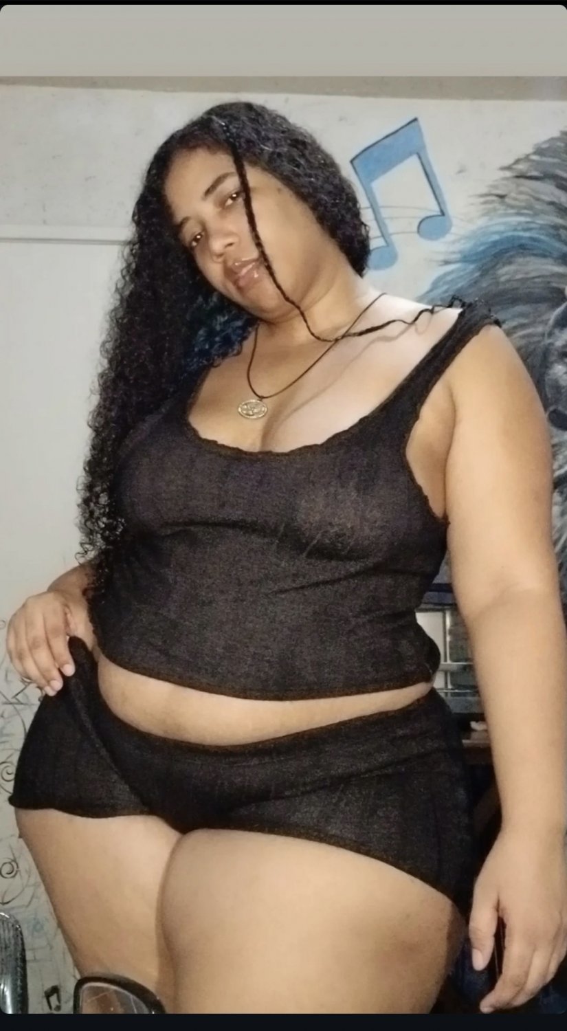 Thaisdesenha: Busty Morena from Instagram Flaunts Her Juicy Ass 17