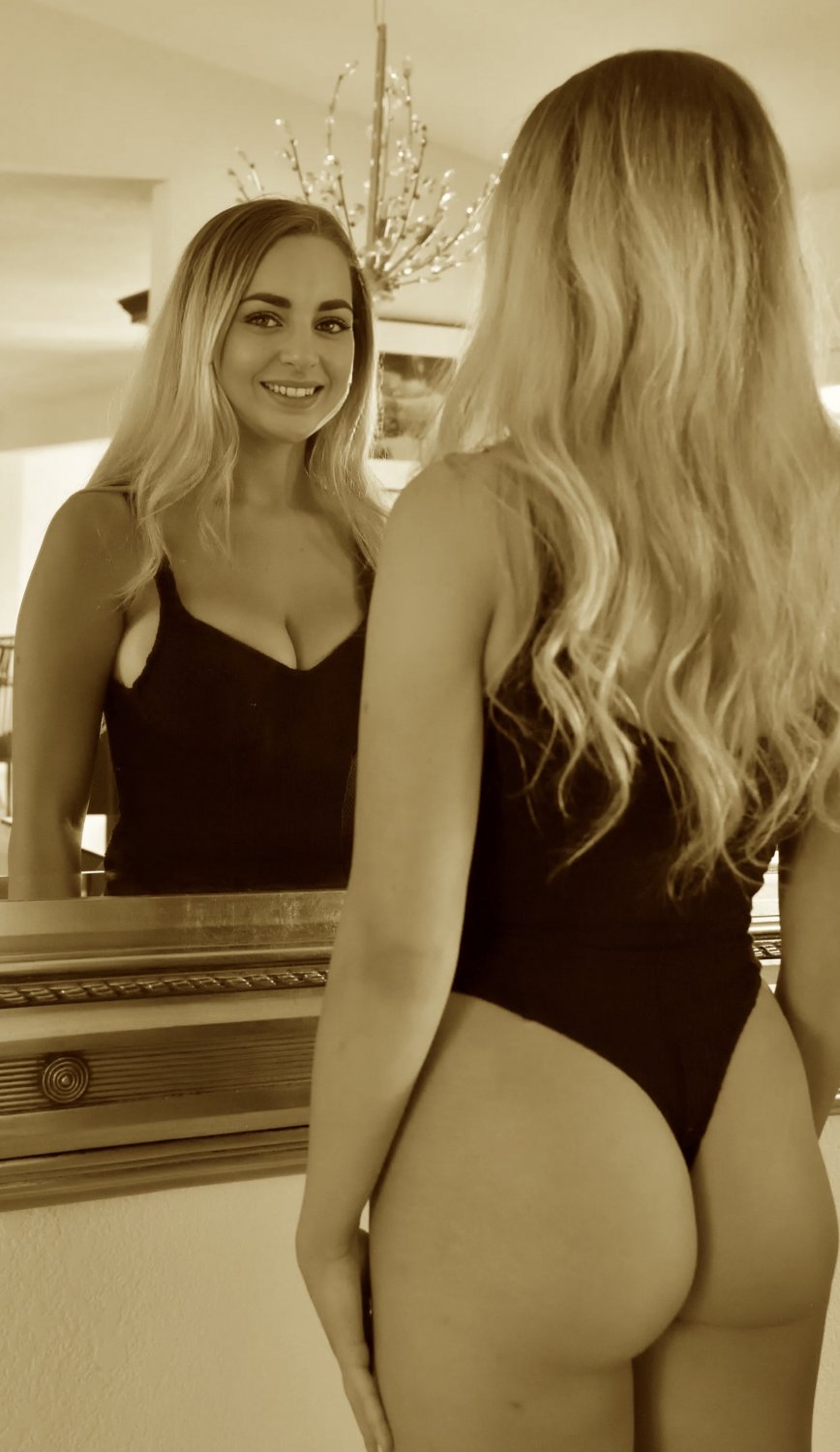 Breasty doğal sarışın fahişe 23