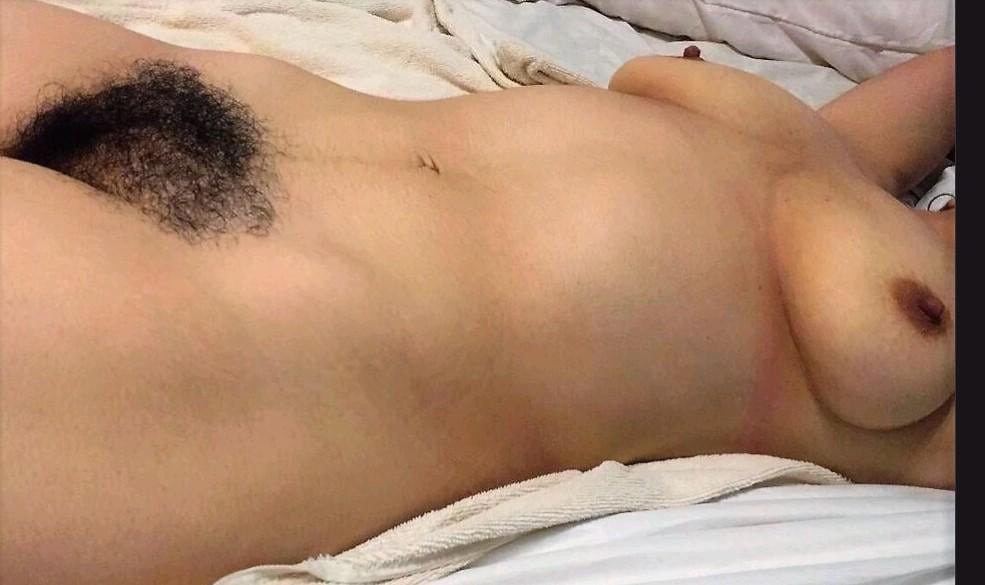 Inimitable MILF latina gruesa con un coño peludo y tetas enormes 6