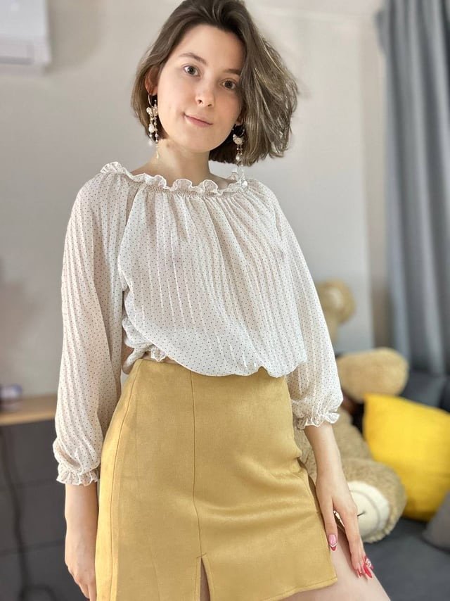 Bellezza dai capelli corti e dal petto piatto 17