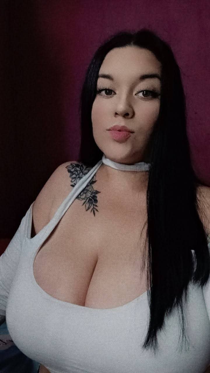 Vere Chichotas: Huge Tits Bouncing and Begging 4